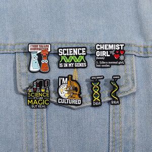 Herramientas de ciencia química, alfileres esmaltados, vaso de ensayo, microscopio, broches de dibujos animados, insignia de solapa de Metal divertida para mochila y ropa