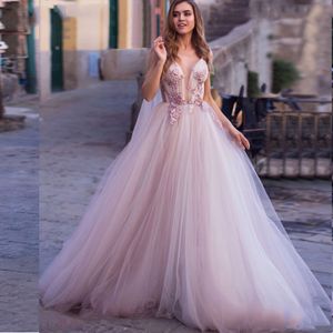 Vestido de novia bohemio sexy Una línea de cuello hundido 2022 Encaje floral Lila púrpura claro Vestidos de novia de playa Sin espalda Puff Tul Vestidos de novia Tren largo