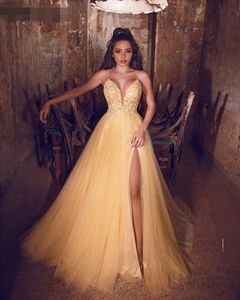 Sexy Gold Prom Dresses 2020 A-Line Sexy Slit Slit V-Neck Manecels Tulle Appliques Robe de Soiree Prom Vate Long Formal Fiesta de la noche