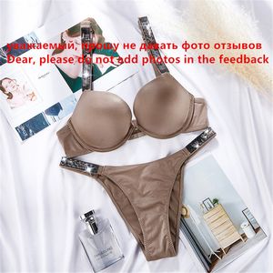 Sexy Lettre Strass Lingerie Panty Sous-vêtements pour femmes Ensemble Rassemblement Filles Moyen épais Slip Soutien-gorge et sous-vêtements respirants X0526