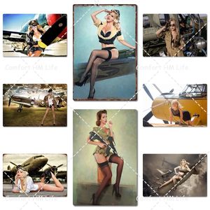 Sexy Pin Up Army Girl Poster Peinture en métal Girl Sit on Airplane Peinture Airforce Metal Wall Tin Sign Retro Tin Plate Poster Bar Cafe Garage Home Decor Taille 30X20CM w01