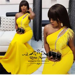 Sexy jaune plume sirène robes de soirée 2020 grande taille une épaule longue Satin pas cher robes de réception formelles africaines soirée 3350