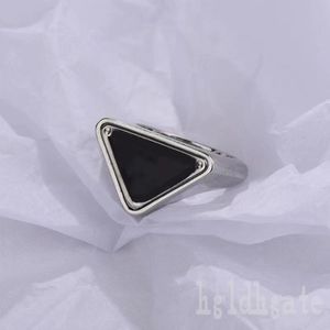 Forme triangles anneau de fiançailles émaliers anneau de créateur motif épais coloriage argenté géométrie ludique