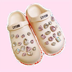 Pièces de chaussures Accessoires 28 PCS Crocses Trou Chaussures Cristal Lumineux Décoration Boucle De Chaussure Accessoires De Chaussures Ornement Amovible Girlish Heart Love Set 230626