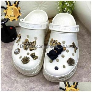 Pièces de chaussures Accessoires Métal Punk Charms Designer DIY Bow Bear Chaussures Decaration pour Croc Jibbits Sabots Enfants Garçons Femmes Filles Cadeaux Dhjwn