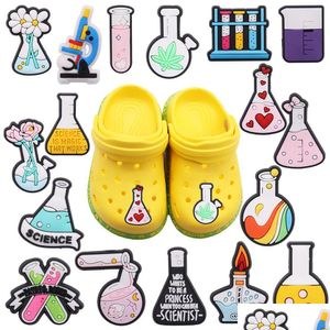 Pièces de chaussures Accessoires en gros 100pcs PVC Microscope Science Science Flower Teste Bécheur Conical Flask LAMPE ALCOH