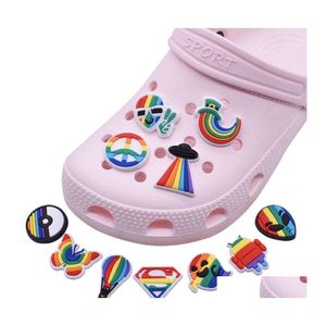 Piezas de zapatos Accesorios Venta al por mayor Rainbow Croc Charms aptos para zapatos de zueco y muñequera Pulsera Decoración Kids Teen Adty Party Gif Dhqpw