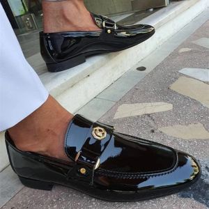 Chaussures Nouvelles arrivées Locs pour les hommes bouclés de chaussures en cuir noir brillant glipons de bureau de carrière de carrière chaussures grandes taille 3847