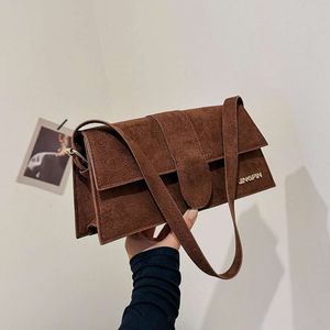 Petit sac à la mode bon marché pour l'automne 2024, nouveau design de niche pour femmes, épaule unique, croix diagonale, texture décontractée et simple, carré
