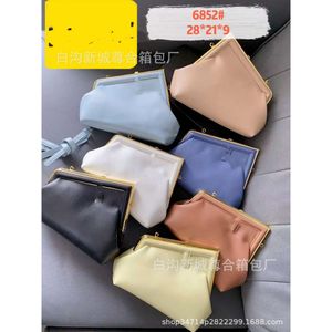 Tienda de fábrica, venta al por mayor, bolso para mujer, almohada pequeña para hombro, bandolera de mano, viaje ligero, triángulo de lujo, de gama alta para mujer