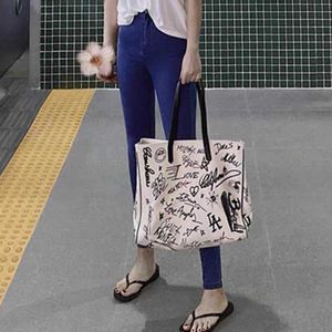 Bolsos de compras Lienzo Graffiti Doodle Mujeres Tote Cartoon Shopper Ladies Bolso de hombro grande para mujer Fashion Market Oversize 220318