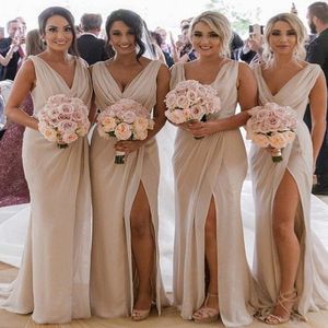 Tallas grandes Vestidos de damas de honor de país baratos 2019 Sirena Cuello en V Dividir alto Vestidos de invitados de boda de playa baratos Dama de honor