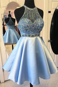 Robe de bal courte bleu ciel clair Halter Sheer Neck avec strass en cristal scintillant Une ligne Satin Backless Homecoming Robe de cocktail Robes