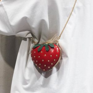 Bolsos de hombro Linda fruta fresa en forma de corazón Pu remache Mini moda señoras cadena monedero bolso de mano bolso de mano con solapa femenina Q5