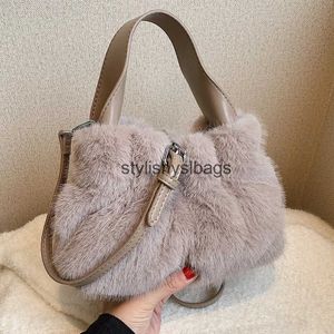 Sacs à bandoulière Fourrure mignonne Fourrure artificielle Petit sac à bandoulière pour femmes 2023 Règles de créateur Poche de couleur unie et sac d'argent Newstylishyslbags