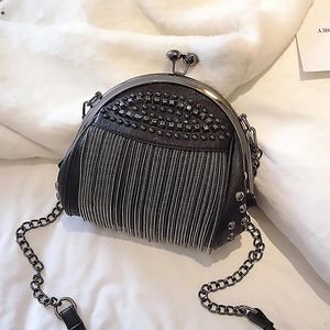 Bolsos de hombro Bolsos de mano Mujeres pequeñas embrague pequeño mini bolso remacha concha negra fría al por mayor