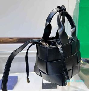 Bolsos de hombro Bolso de hombro Nuevos bolsos de cubo Bolsos de mano Diseñador de mujer-1414 Bolso de tejido de moda Bolso de diseñador de cuero Crossbody Basket Monederos 0507