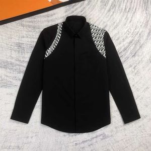 Broche d'épaule épisser avec des lettres contrastées, une chemise décontractée d'affaires, une chemise blanche Slim Fit Men de Trend and Trendy