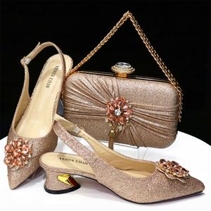 Color plateado Estilo maduro Oficina Lady Zapatos de mujer africana y conjunto de bolsos Damas italianas a juego 211207