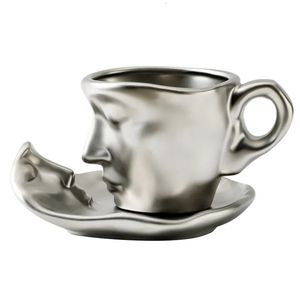 Taza de café de cerámica con cara plateada, figura de arte abstracto de metal de imitación, taza de té besándose, regalo de pareja, taza de oficina, taza de leche para desayuno, hogar 231228