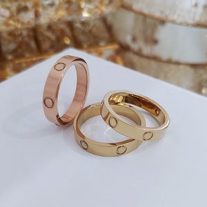 Anillos de diseñador chapados en oro plateado Anillos de amor de lujo Joyas para hombres y mujeres Cjeweler Anillos de compromiso populares de diamantes simples para el día de San Valentín