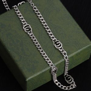 Le concepteur de collier en argent conçu spécifiquement pour le collier de charme de tempérament masculin féminin peut être envoyé à la famille pour envoyer des cadeaux de fiançailles de fête d'amis