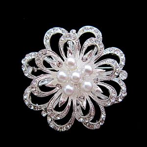 Broche bouquet de fleurs en strass plaqué argent et perles