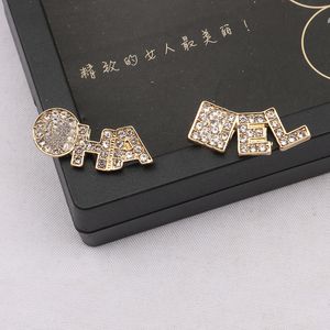 Simple 18K Plaqué Or 925 Argent Marque De Luxe Designers Lettres Goujon En Métal Géométrique Femmes Célèbres Rond Cristal Strass Perle Boucle D'oreille De Noce Jewerlry