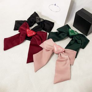 Diseñador simple Color sólido Pinzas para el cabello Marca de lujo Impresión de letras Negro Blanco Big Bowknot Barrettes Horquilla Tela satinada Perla Garra para el cabello Accesorios de joyería