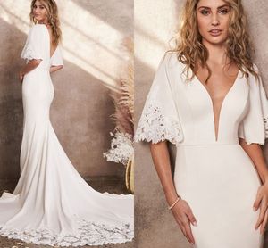 Robe de mariée sirène simple avec boutons au dos, manches courtes évasées, décolleté en V profond, dentelle découpée, train de balayage, dos nu, 2023