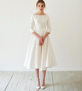 Simple thé longueur Satin robe de mariée courte modeste avec manches 3/4 col bateau A-ligne 50S 60s robes de mariée informelles courtes