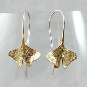 Boucles d'oreilles à crochet d'oreille en forme d'éventail, tempérament Simple et élégant, feuille de Ginkgo dorée, mode métal asymétrique 240305