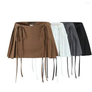 Jupes y2k zipper lacet-up mini shorts sombres plissés brun gris blanc blogueur streetwear tenue sexy