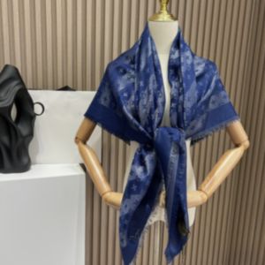 Monogramme élégant grande cape foulard carré créateur de mode doux foulards en soie argenté brillant pour hommes et femmes 120-120cm