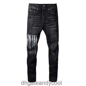 Adelgazante Denim Amirres Jeans Pantalones de diseñador Hombre 2023 Nuevo agujero Parche Lavado Pintura Graffiti High Street Jeans Estilo de cinco bolsas para hombres JT1A