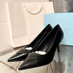 Slingback Pumps Designer Heels Shoes habille des sandales à orteils pointus pour femmes