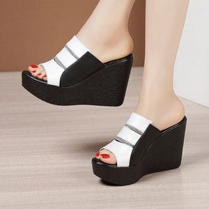Zapatillas 11 cm tamaño pequeño 32-43 cuero genuino plataforma de mujer sandalias de cuña verano 2024 tacones altos diapositivas para modelo de oficina