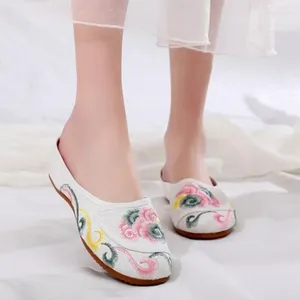 Slippers chinois brodés brodées femme mules dames glisser les mocassins et les diapositives et les chaussures de sandale d'été