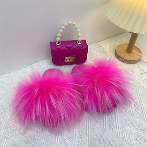 Zapatillas para niños Zapatillas de piel y conjunto de monedero Venta al por mayor Furry Fluffy Fur Presentación de diapositivas Zapatos para niñas pequeñas Sandalias de arco iris para niños Conjuntos de bolsas de gelatina 230713