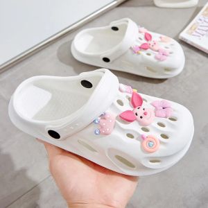 Slippers Chaussures de trou blanc obstruent une salle d'opération féminine pantoufles à tête non glissée Sandales infirmières à fond doux