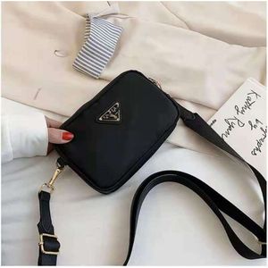 Small 2024 Nouvelle épaule unique édition coréenne Mode Three Zipper Oxford Tissue Street Trend Crossbody Bag 80% Factory Wholesale