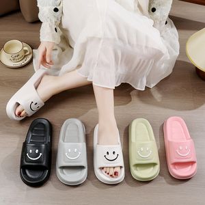 Smiley Slippers Feme Summer 2024 Nouveau couple Home Sole épais étape sur la merde Sentiment sans glissement Male Drag Gai