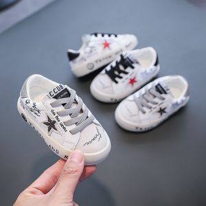 Zapatillas de deporte de cuero blanco para bebés, niños pequeños, primeros pasos, zapatos para niños y niñas, zapatos planos informales con estrellas para niños 221207