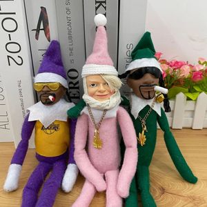 Snoop on A Stoop Amateurs de Hip Hop transfrontalier Snooping penché sur les fournitures de fête de poupée en résine elfe de noël