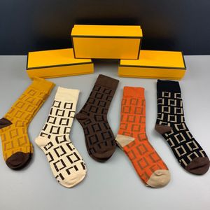 Chaussettes chaussettes de concepteur élégant lettre de sport f chaussettes imprimées mens pour femmes chaussettes en coton de haute qualité et cinq paires avec une boîte à cadeau