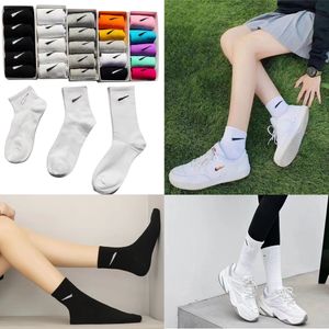 Chaussettes pour hommes concepteurs chaussettes de sport de sport pour hommes pour femmes chaussettes de sport coton mode basse moyenne haute couleur solide noir blanc gris brisé coton chaussettes en gros de coton