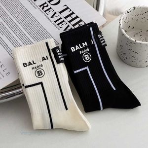 Chaussettes Bonneterie DL SOCK Automne/Hiver Nouvelle lettre estampée à chaud Étiquette en tissu Ba Family Personnalisé Trendy Match Chaussettes pour femmes Bijoux Chaussettes Instagram