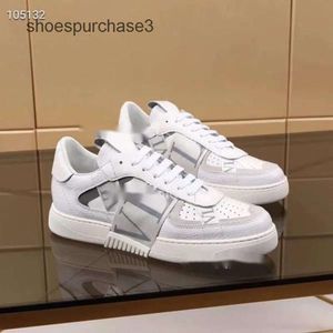 Sneakers sportifs Soft Fashion Walentinno High Sneaking Sneaker Cuir Amants polyvalents Super Designer Quality Chaussures Trainers Trainers MI2A