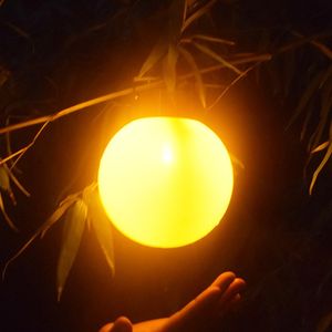 Lampe à énergie solaire étanche LED boule suspendue lumière vacillante lanterne solaire sans flamme pour jardin extérieur