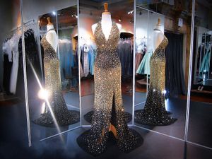 Sparkle Black and Gold Deep V Neck Beaded Prom Dress Long High Split Vaina Tul Sexy Low Backless Bling Pageant Vestidos Major Beading